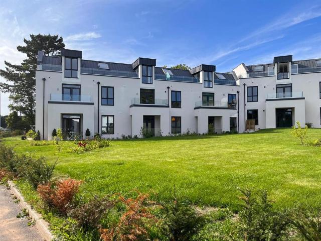 Armistice Gardens, Penzance 2 bed apartment to rent £1,150 pcm £265 pw