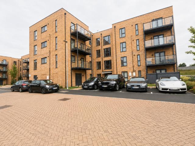 Armoury Court, Rainham, RM13 2 bed flat to rent £1,800 pcm £415 pw