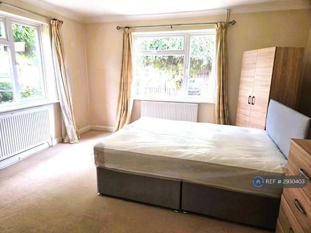Armstrong Road, Egham, TW20 1 bed in a house share to rent £795 pcm £183 pw