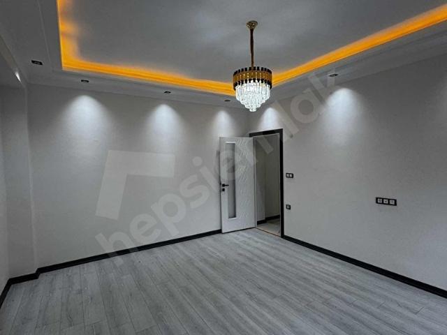 ARNAVUTKÖY MEHMET SOKULLU MEHMET CADDESİNDE SİTE İÇİNDE 3.KAT