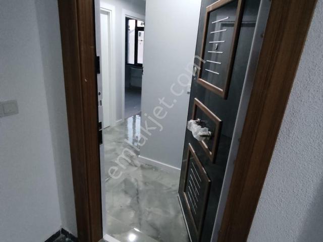 Arnavutköy Merkezde Sitede Satılık 2+1 Ara Kat Daire