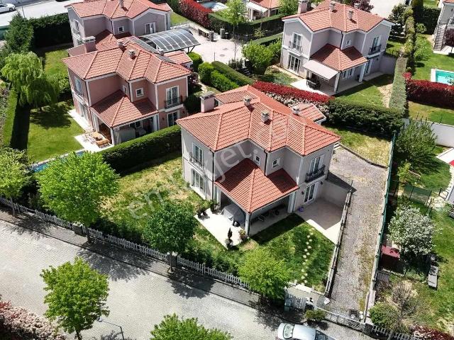 Arnavutköy Neogölpark İstanbul Satılık 4+1 Orman Manzaralı Villa