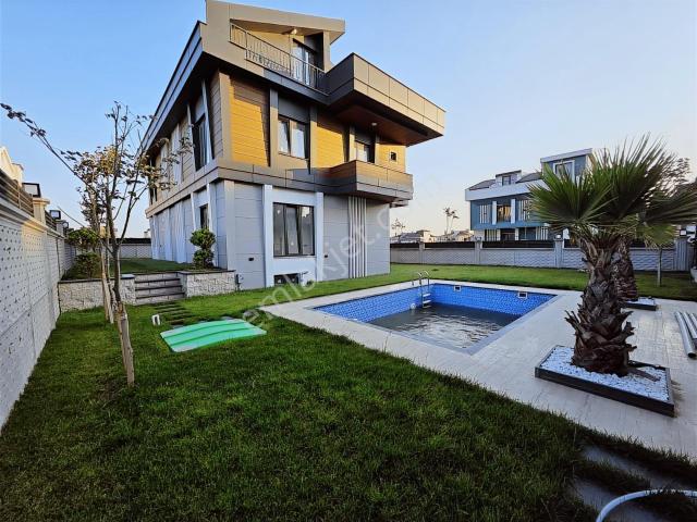 Arnavutköy Hadımköy De Satılık Müstakil Havuzlu Tripleks Villa