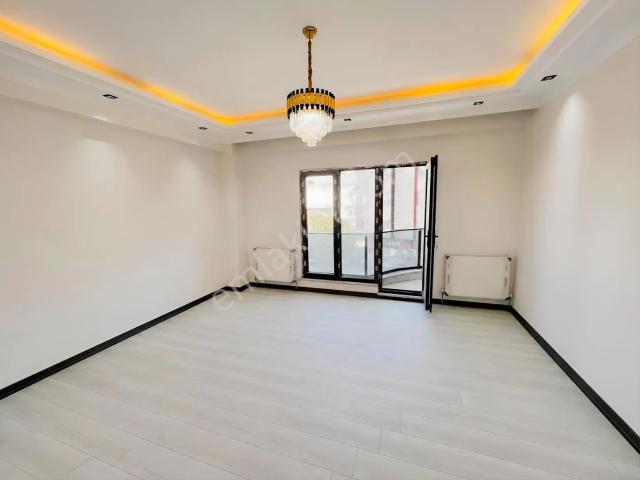Arnavutköy Site İçinde Merkezi Konumda Satılık 2+1 Daire