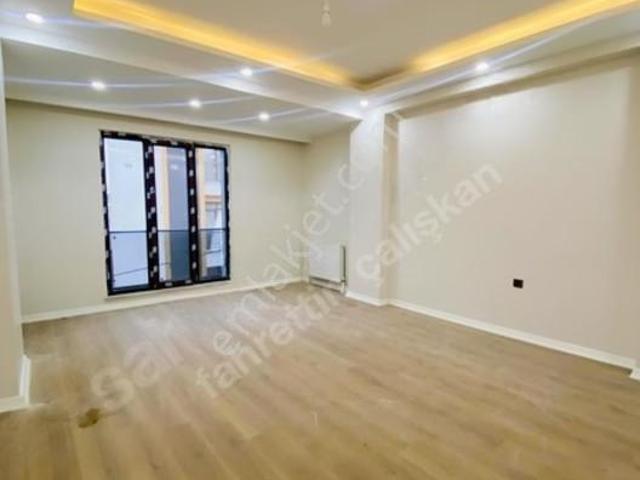 Arnavutköy Taşolukta Satılık Geniş Ve Kullanışlı 2+1 Ara Kat