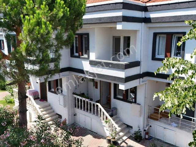 Arnavutköy Yeniköyde Site İçerisinde Satılık Villa