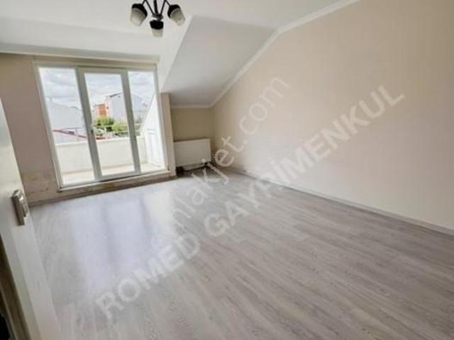 Arnavutköy'de 1 + 1 Kiralık Çatı Katı