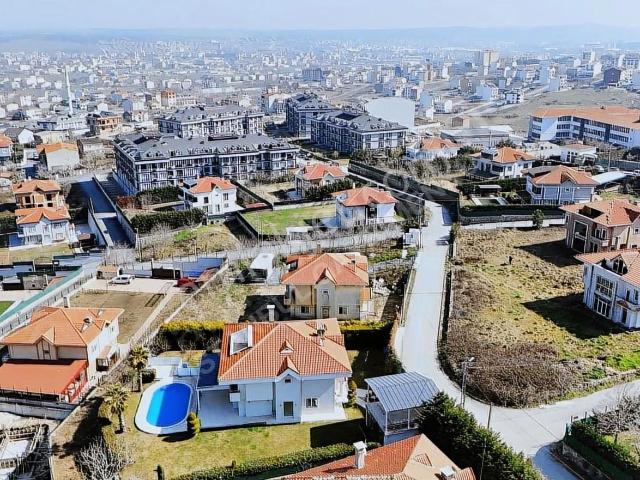 Arnavutköy'de Geniş Bahçeli 1600m2 Natamam Villalı Fırsat Yer!