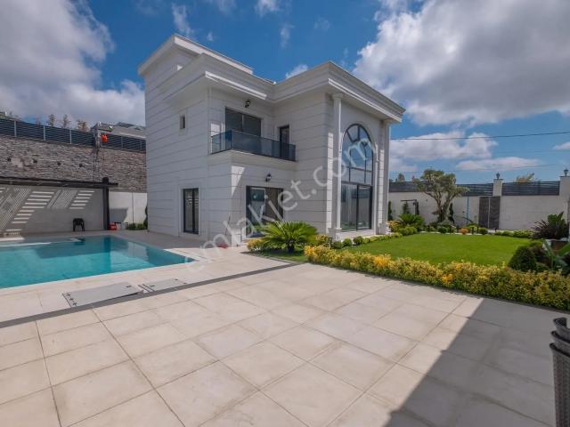 Arnavutköy'de Havuzlu Akıllı Ev Sistemli Lüks Satılık Villa