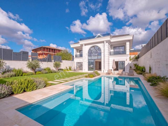 Arnavutköy'de Tam Müstakil 600 M² 6+1 Satılık Lüks Villa