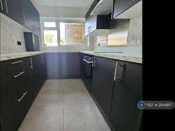 Arndell House, Sutton, SM1 2 bed flat to rent £1,950 pcm £450 pw