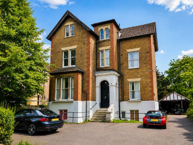 Arnison Road, East Molesey KT8 3 bed apartment to rent £1,950 pcm £450 pw