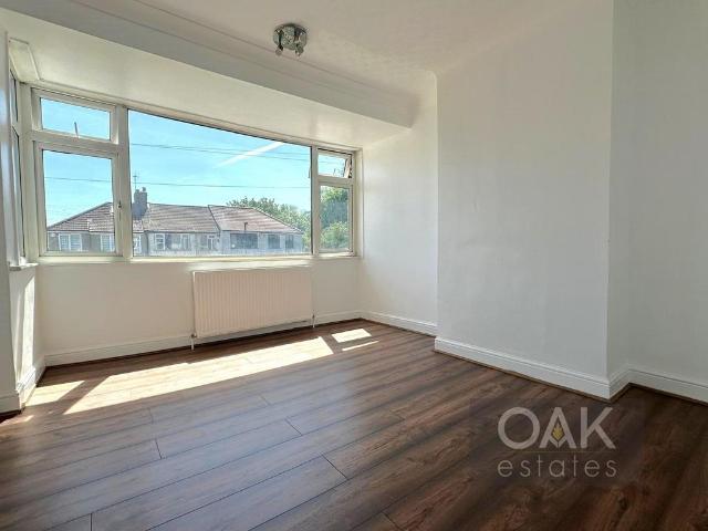 Arnold Avenue West, Enfield EN3 3 bed terraced house to rent £2,300 pcm £531 pw