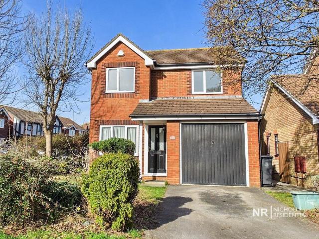 Arnold Drive, Chessington, Surrey. KT9 3 bed detached house to rent £2,400 pcm £554 pw