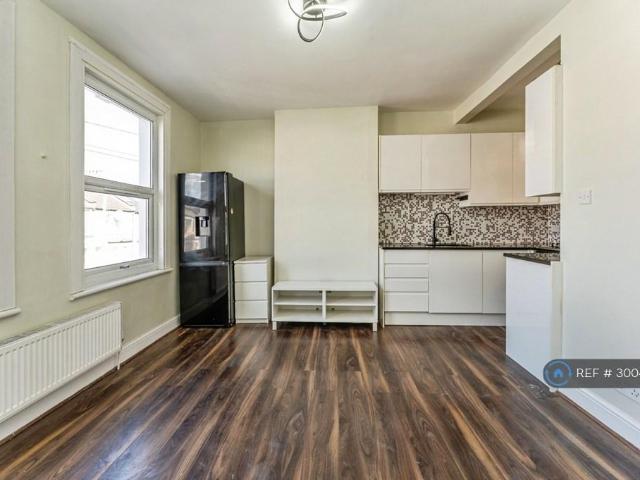 Arnold Road, London, N15 2 bed flat to rent £1,785 pcm £412 pw