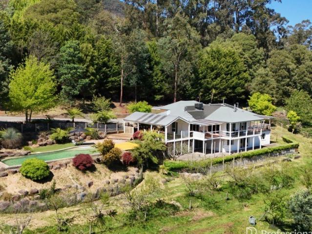 AROUND 38 ACRES OF PRIVACY, LUXURY & BREATHTAKING VIEWS