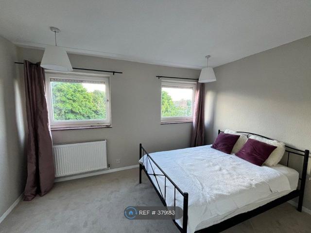 Arabella Drive, London SW15, 3 bed flat to rent, £2,595 pcm | PrimeLocation