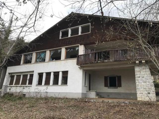 Arâches La Frasse 577 m2 habitables à réinventer