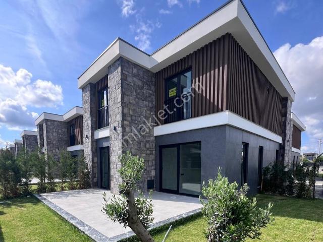 Aralık Mahallesinde Tam Müstakil Köşe Konumda Villa