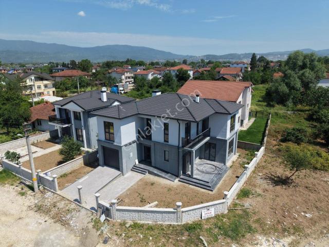 Arapçiftliği Mahallesi'nde 5+1 280 M2 Özel Kapalı Garajlı Satılık Müstakil Villa
