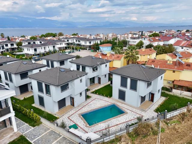 Aras Emlaktan Pelitköyde Havuzlu Site İçi Müstakil Villalar