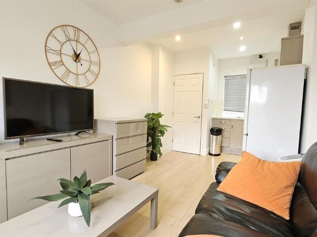 Arbury Road, Cambridge CB4, 2 bed flat to rent, £1,500 pcm | PrimeLocation