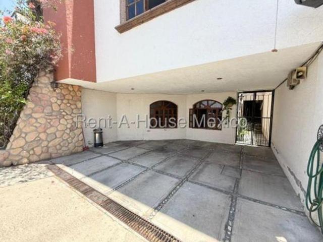 Arboledas del parque calle publica vendo amplia casa colonial 4 recamaras 5 baños 2 coches