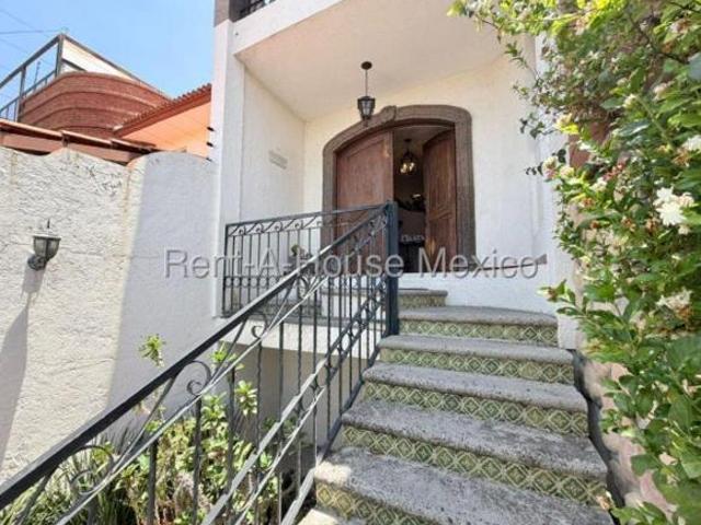 Arboledas del Parque. Casa con 4 recámaras, estudio, oficina, sótano VENTA