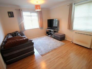 Arborfield Close, Slough, SL1 2 bed apartment to rent £1,550 pcm £358 pw