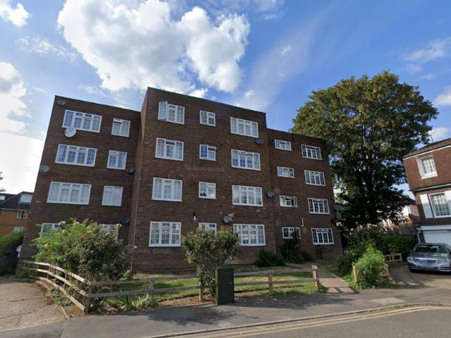 Arborfield Close, Slough, SL1 2 bed apartment to rent £1,550 pcm £358 pw