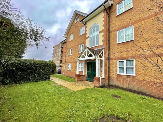 Arborfield Close, Slough SL1, 2 bed flat to rent, £1,350 pcm | PrimeLocation