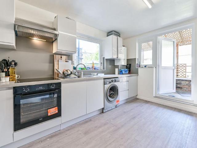 Arctic Street, NW5, Kentish Town. 3 bed flat to rent £3,900 pcm £900 pw