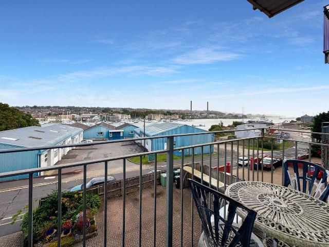 Arctic Road, Cowes PO31, 2 bed property to rent, £1,000 pcm | PrimeLocation