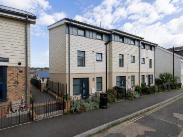 Arctic Road, Cowes PO31, 4 bed property to rent, £1,550 pcm | PrimeLocation