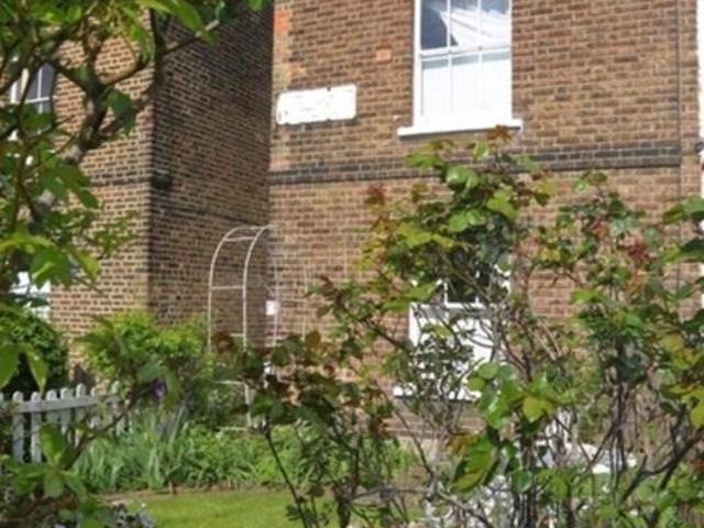 Archbishops Place, Brixton, SW2 2 bed semi detached house to rent £2,300 pcm £531 pw