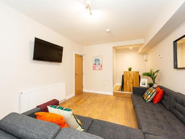 Archery Street, Leeds LS2 6 bed house to rent £4,108 pcm £948 pw