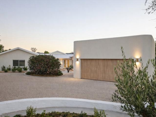 Architectural Masterpiece in Prestigious Bombira Setting