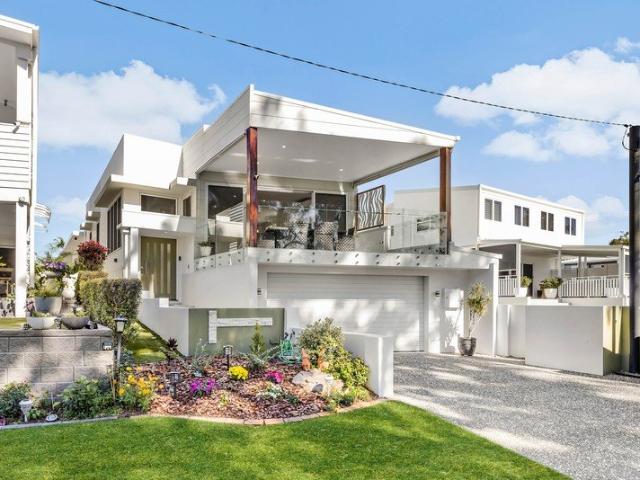 Architectural Orchard Beach Masterpiece Directly Opposite Moreton Bay