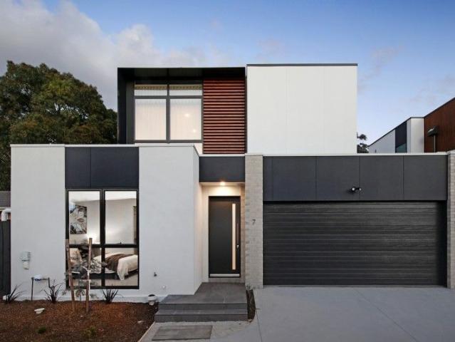 Architectural, Accommodating & Right on the Course