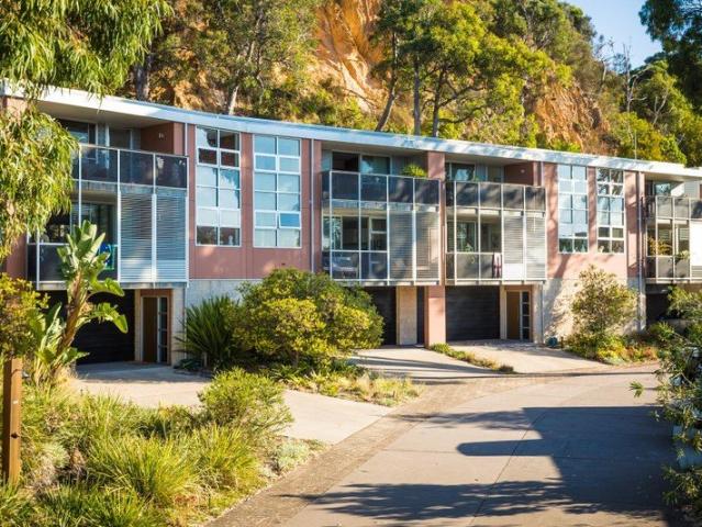 ARCHITECTURAL BEACHFRONT LIVING WITH OCEAN VIEWS & UNBEATABLE POSITION