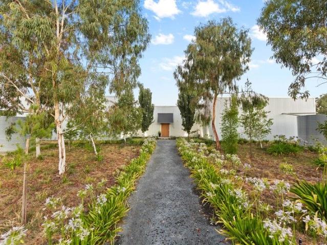 Architectural Brilliance in a Semi Rural Riverina Sanctuary