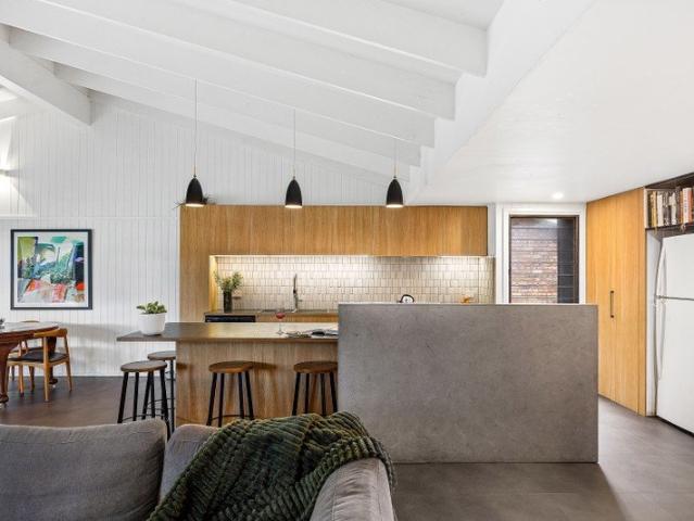 ARCHITECTURAL COASTAL ENTERTAINER