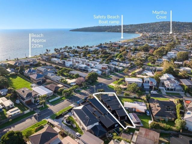 Architectural Coastal Living by a Renowned Peninsula Builder 220m To The Beach