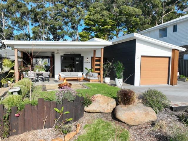 Architectural Coastal Living with Ocean Views & Effortless Entertaining