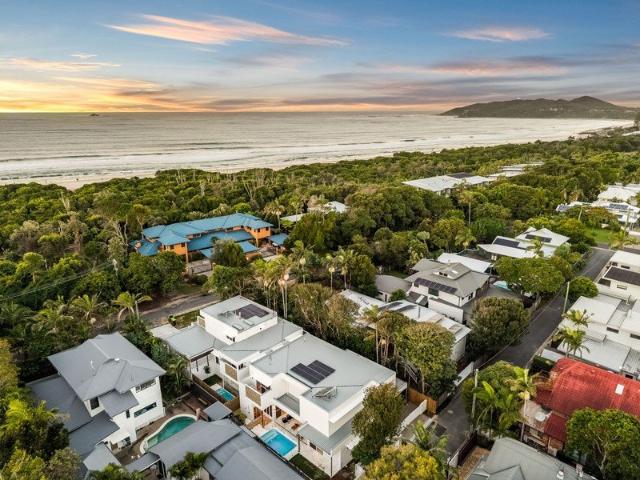 Architectural Coastal Luxury, Steps to Belongil Beach