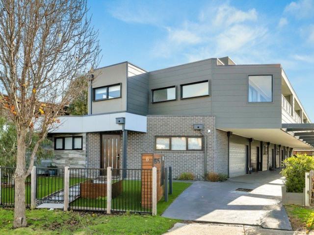 ARCHITECTURAL DESIGN ONLY 300M TO WERRIBEE TOWN CENTRE