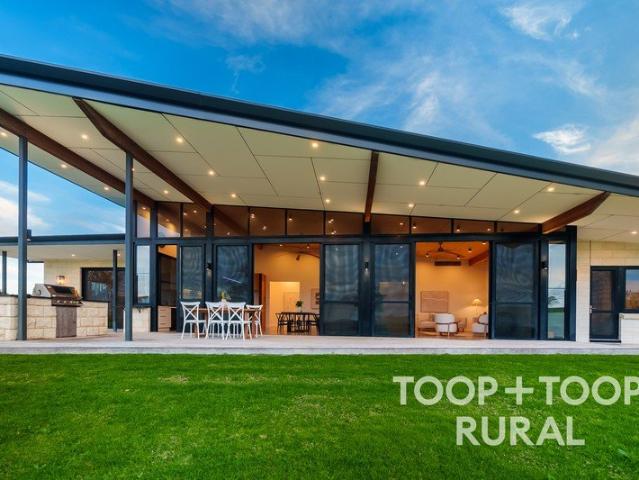 Architectural Designed Hilltop Estate
