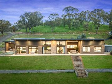 Architectural Excellence, 180 Degree Lake Hume Views
