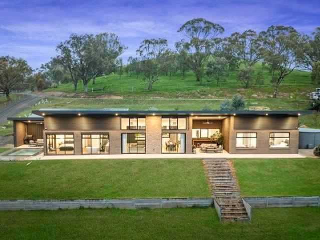 Architectural Excellence, 180 Degree Lake Hume Views