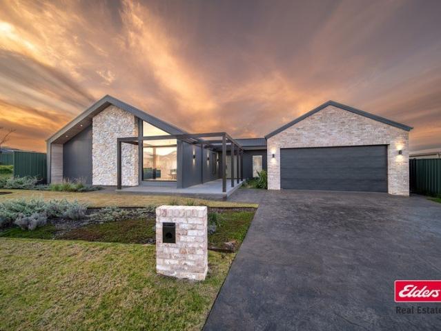 ARCHITECTURAL EXCELLENCE IN DESIRABLE CUL DE SAC LOCATION